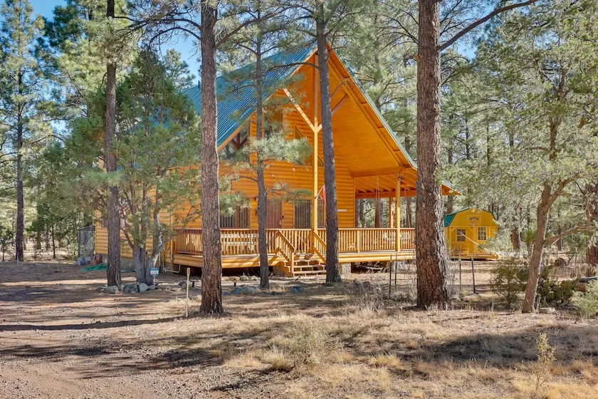 Peaceful cabin perfect for relaxing getaways. - Image 1