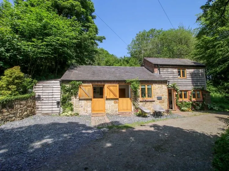 Woodland, Canal & Lakeside Cottage - Image 1