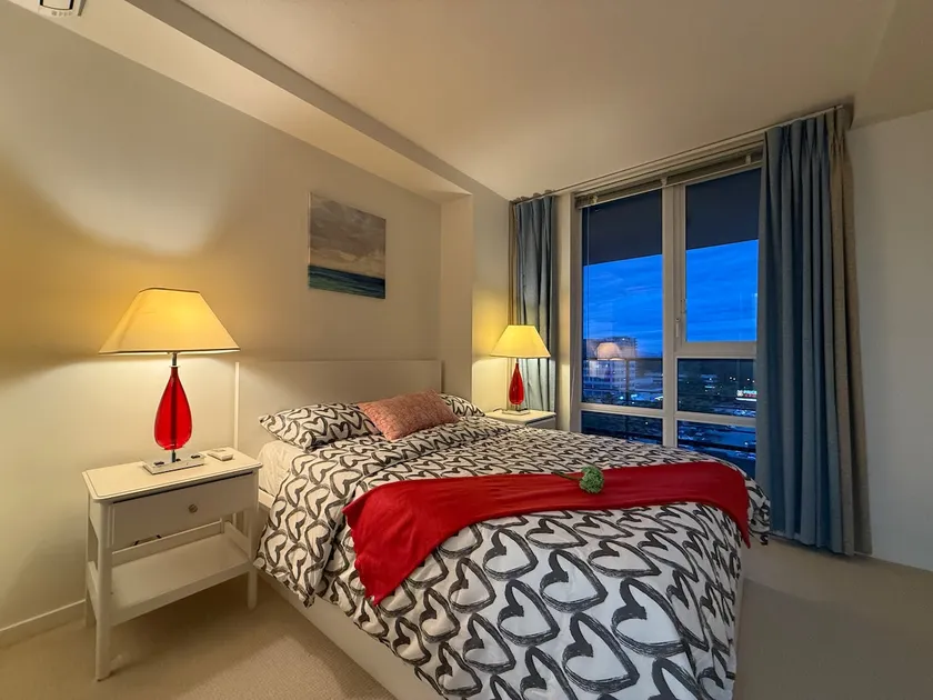 Luxury condo 2 Bedroom Richmond center - Image 1
