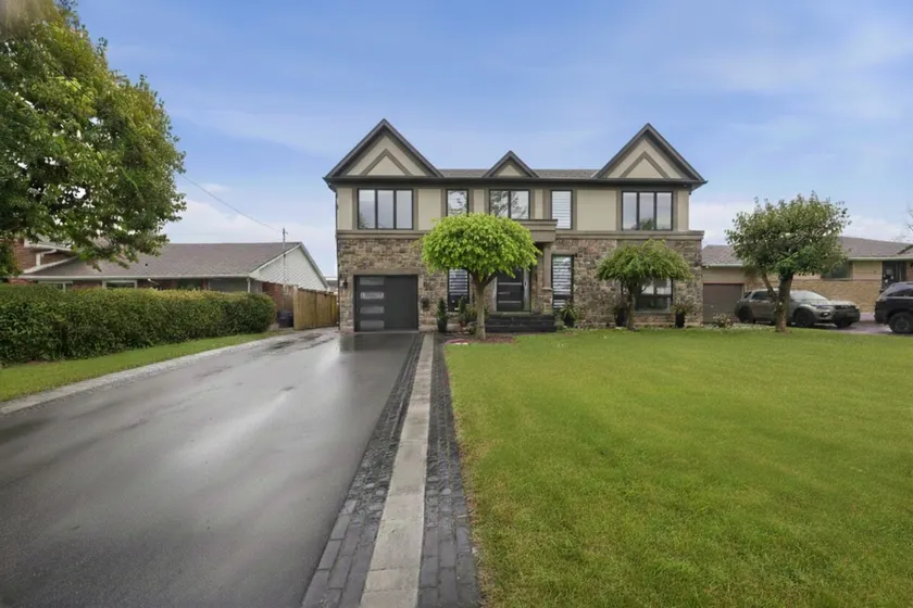 Elegant Streetsville 2 Bedroom Suite with Parking and Laundry - Image 1