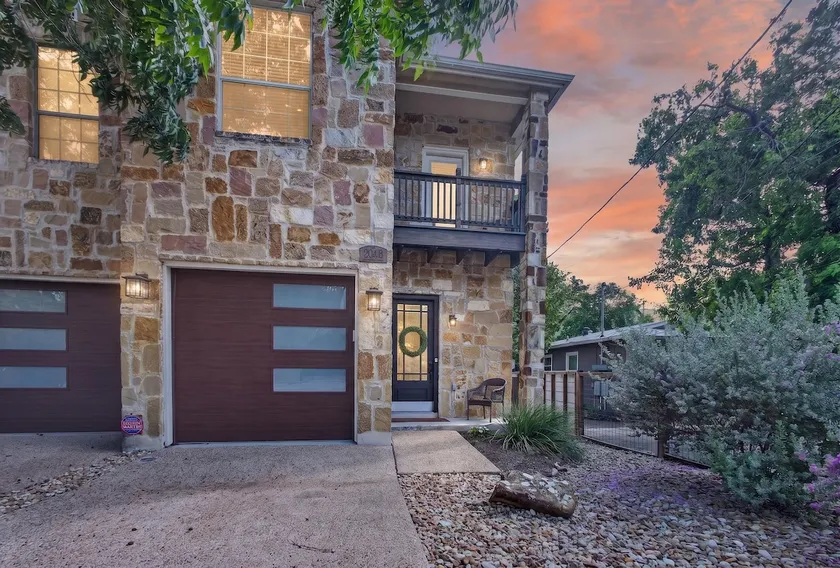 Dog-Friendly South Austin w/ Private Yard! - Image 1