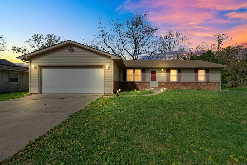 Pet-Friendly Ranch with Workspace - Image 1