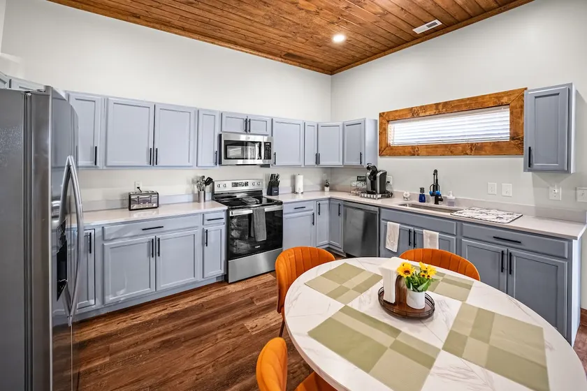 3BR w/ Private Bath in Every Bedroom Near Coliseum - Image 1