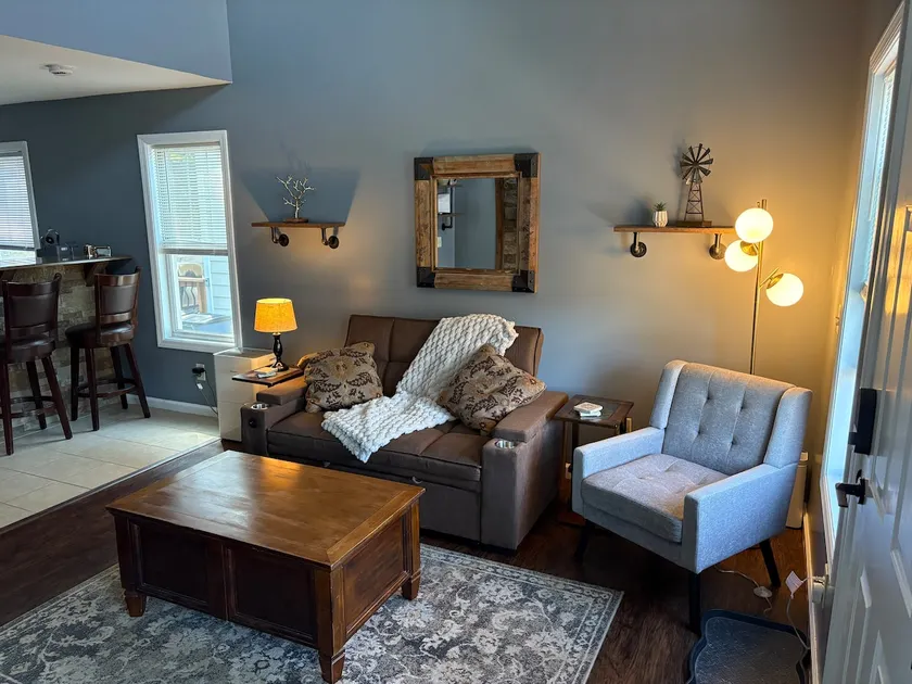 Spruce & Blue – Cozy, Walkable Stay in Thomas - Image 1