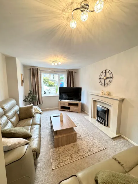Cosy 1 bed flat, sleeps 4, free parking, contractors welcome - Image 1