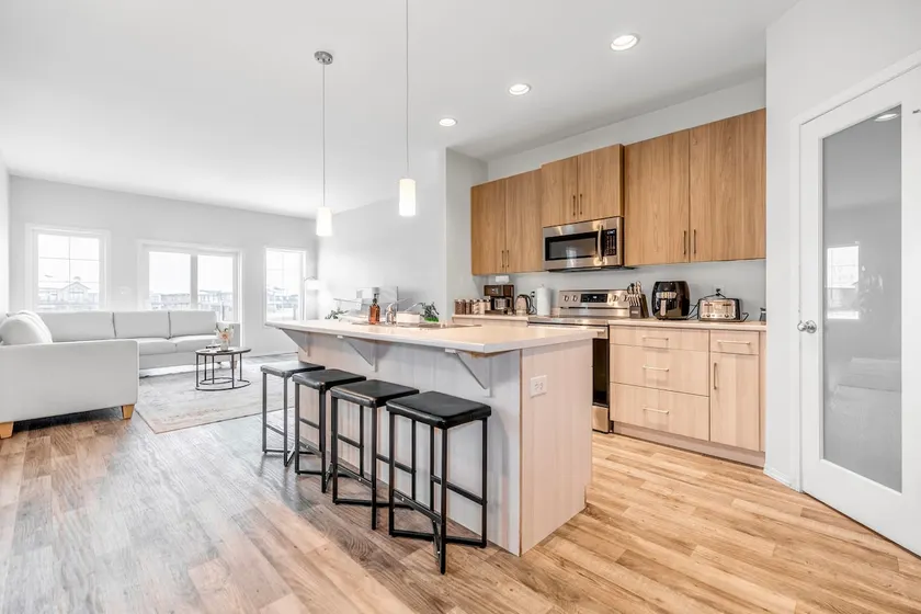19 min — Downtown. • 3BR- king bed•free parking - Image 1
