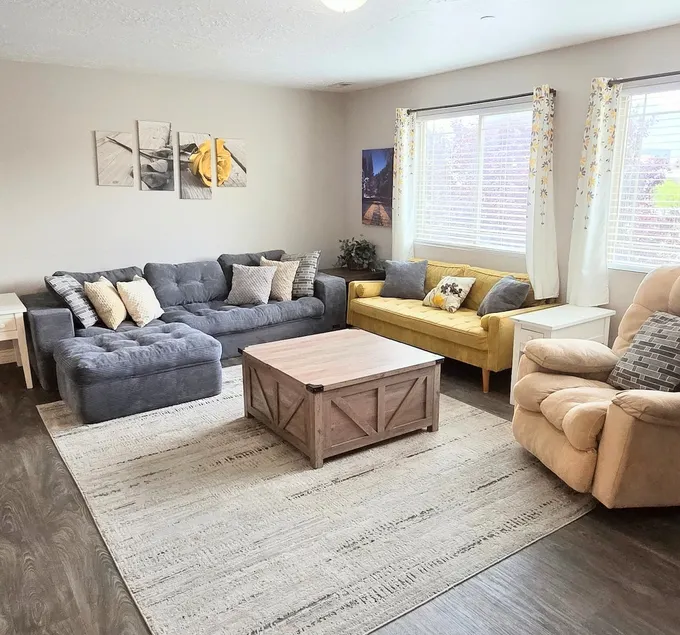 Huge 3 bedroom condo in great central location - Image 1