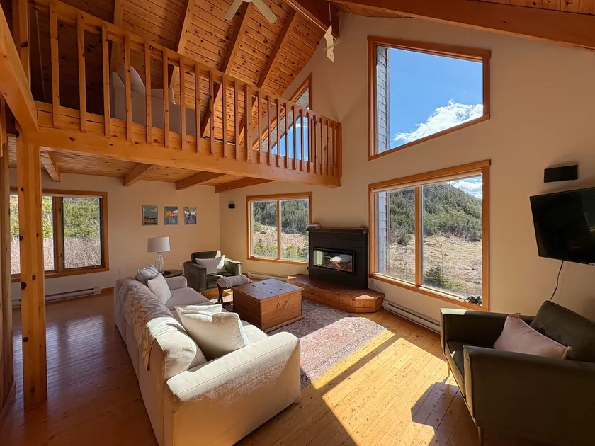 Private Waterfront Retreat | Charlie's Place - Image 1