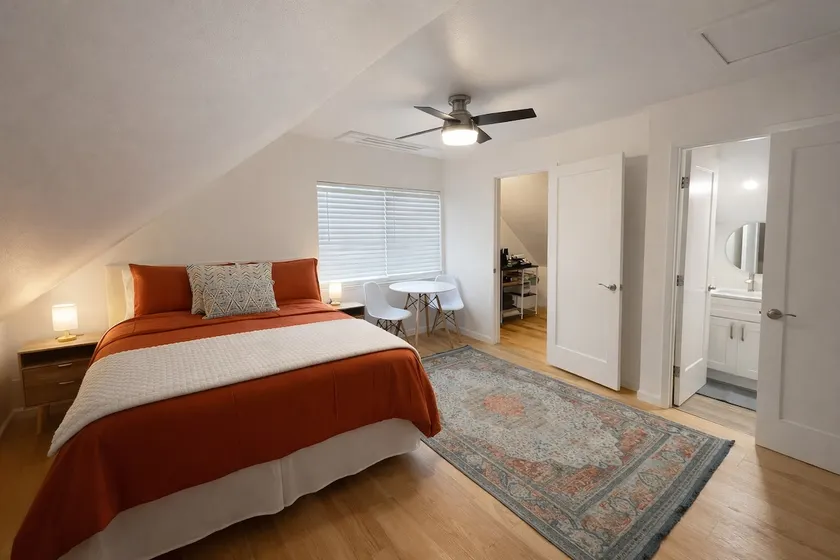 Private Upstairs Studio w/ Own Bath & Kitchenette - Image 1