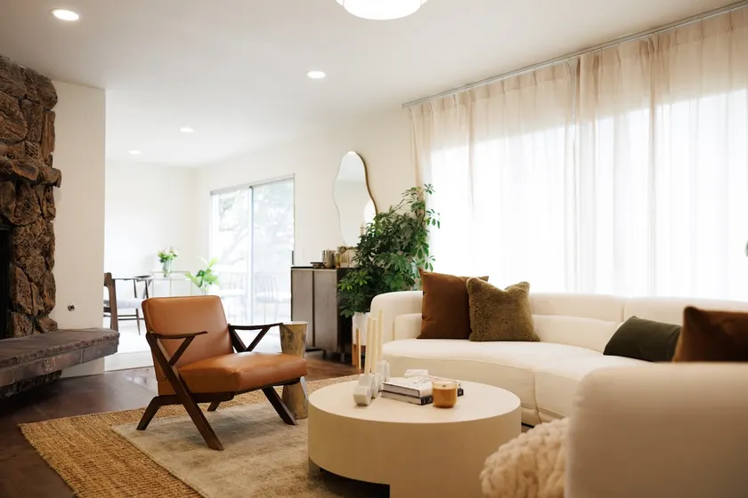 Stylish Mid-Century Home | 2 miles from beach - Image 1