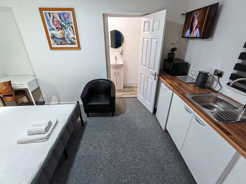 Rose Studio - Self Contained Studio Flat - Image 1
