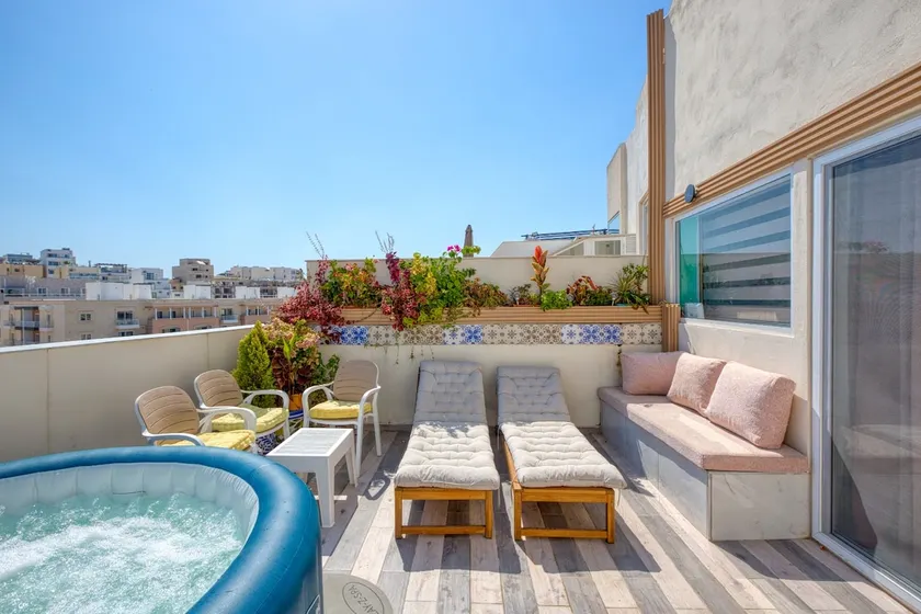Luxury Bright Penthouses with Jakkuzzi,Valletta and Marina Views - VIP Feel - Image 1
