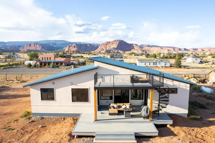 Luxury Modern 4 Bedroom House Near Capitol Reef NP Sleeps 10 - Image 1