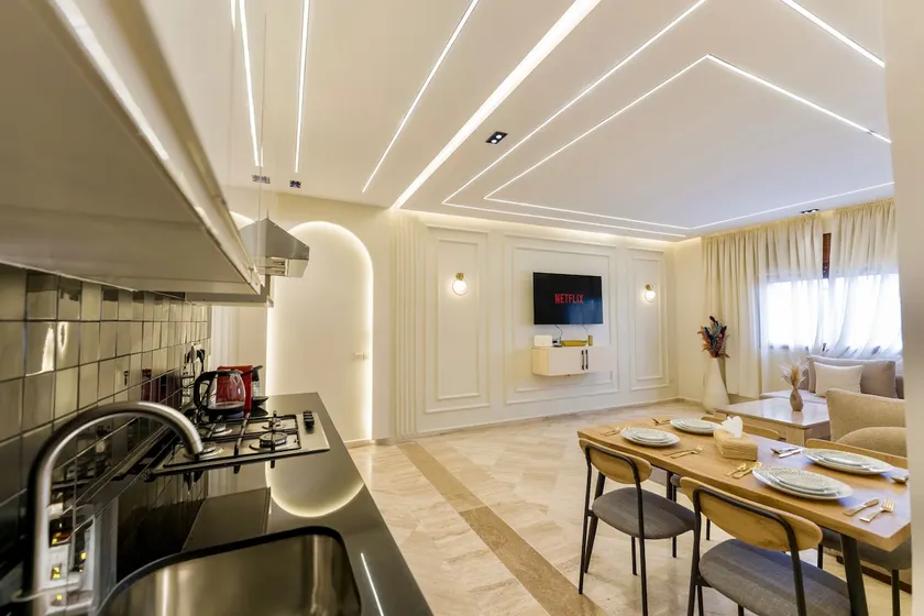 Designer 2-Bedroom Apartment, Swimming Pool, Netflix, Fiber Internet - Image 1