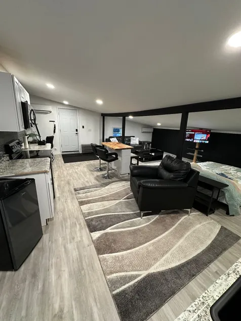 Cozy Loft Above Store on Main Road - Image 1