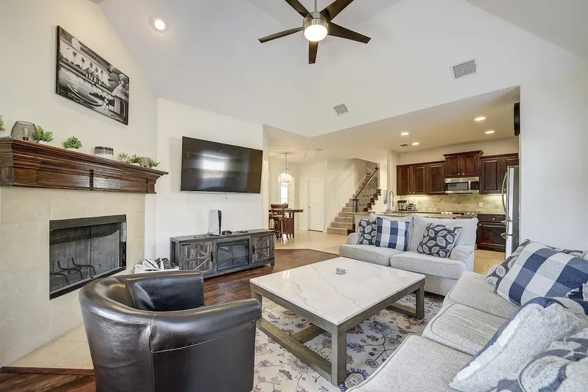 Luxury 5BR Retreat w/ Office, Wine Bar, Gym + Barn - Image 1