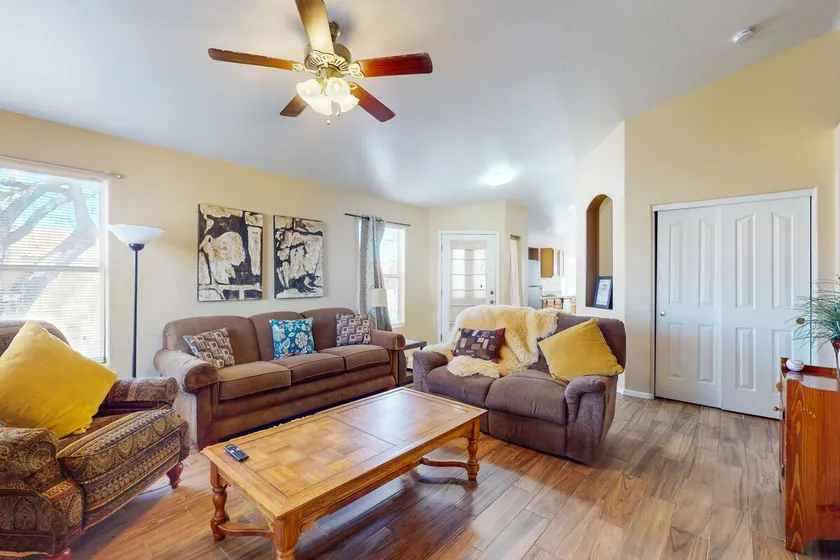Charming 3BR Glendale retreat with alfresco patio - Image 1
