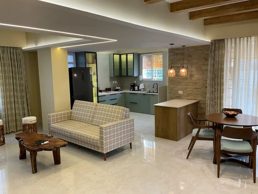 Calm & Luxurious 2BHK Luxe Apartment Stay In Aundh - Image 1