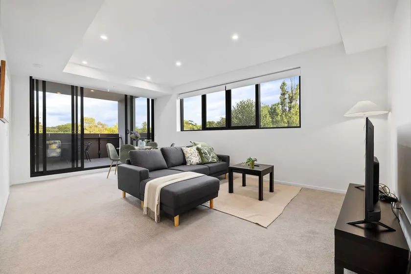 Bright & Comfy 2B2B with 2 parkings in Lyneham - Image 1