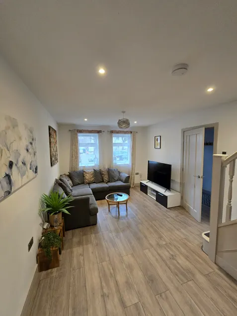 Modern Two-Bedroom House - Free Parking - Image 1