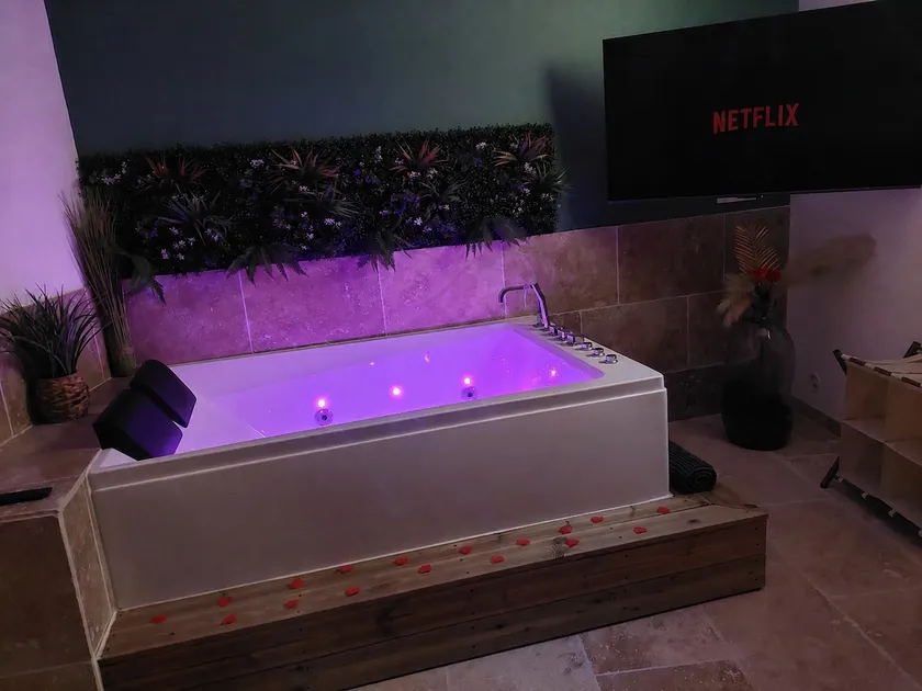 Apartment with Jacuzzi ”Les Bulles de Minuit” - Image 1
