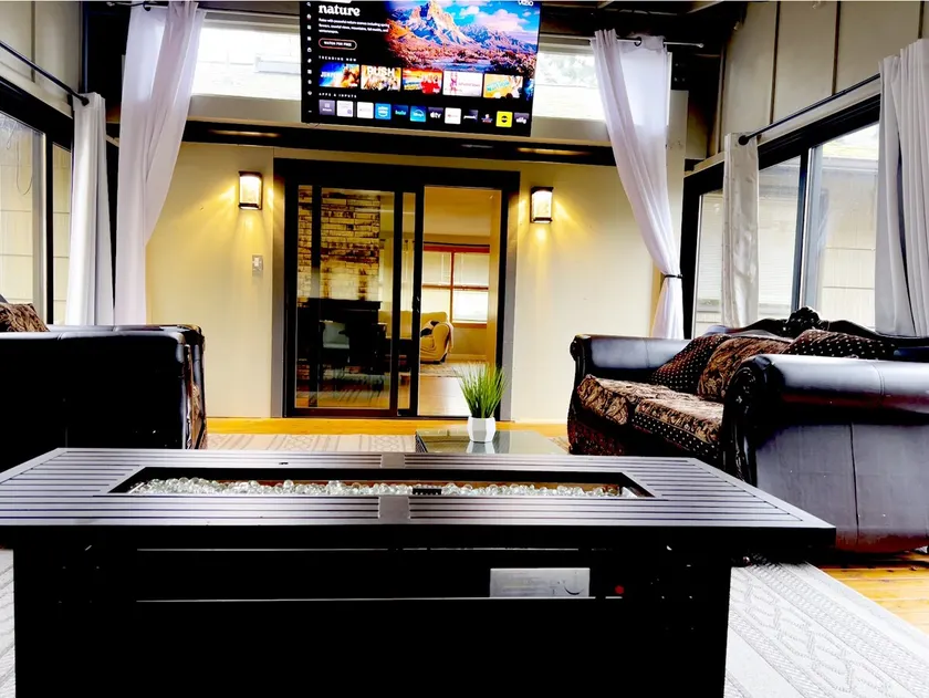 Elegant home with covered patio & close to airport - Image 1