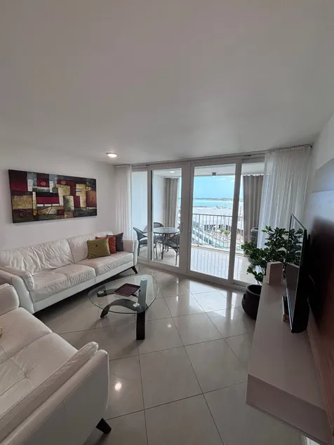 Isla Verde Beachfront Retreat with parking - Image 1
