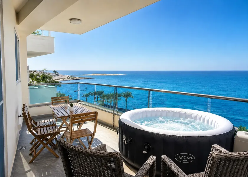 Blue Horizon Jacuzzi | Sea View Retreat - Flat 4 - Image 1
