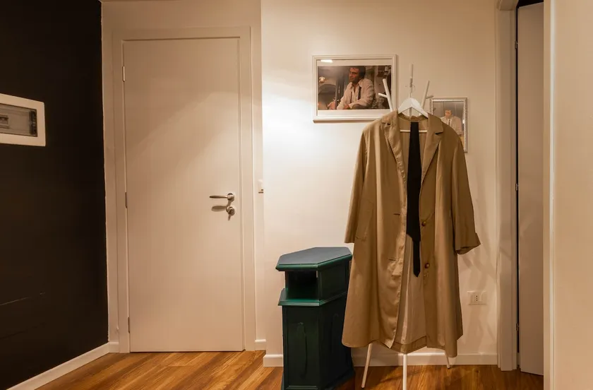 Lieutenant Colombo-themed apartment - Image 1