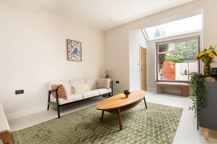 New, Modern House for 12 by Oxford Train Station - Image 1