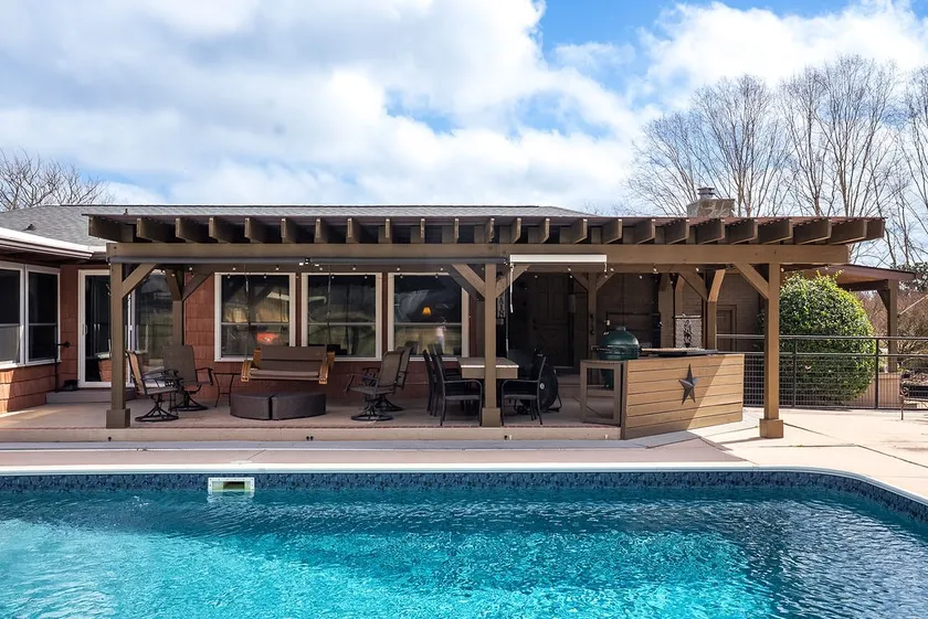 The Bunkhouse located on a horse farm, with pool - Image 1