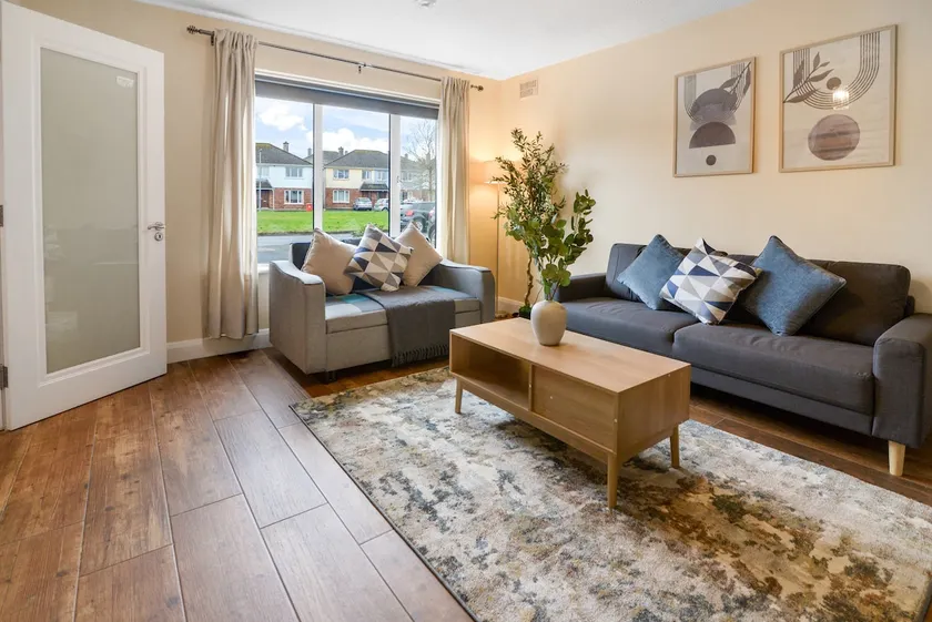 Urban Retreat Close to City & Salthill with Free Parking - Image 1