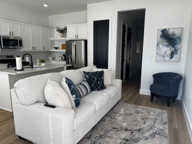 Luxury townhouse centrally located in Mt. Pleasant - Image 1