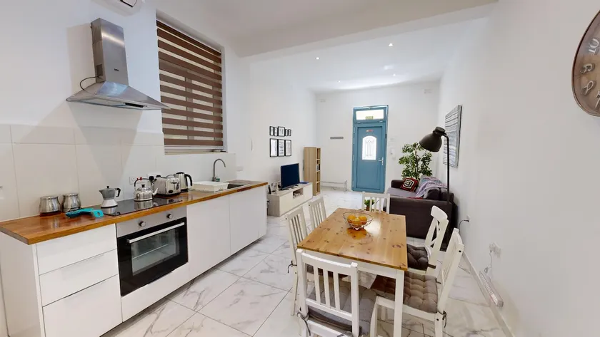 Waterfront, Lovely Apartment steps from Promenade - Image 1