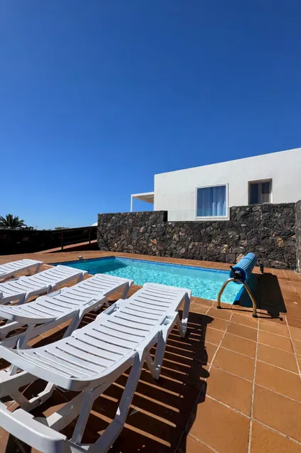 Vivenda de luxo com piscina privada aquecida, Wi-Fi, vista para o mar e vulcões - Image 1