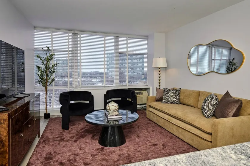 Apartment near McCormick w/ gym & workspace - Image 1