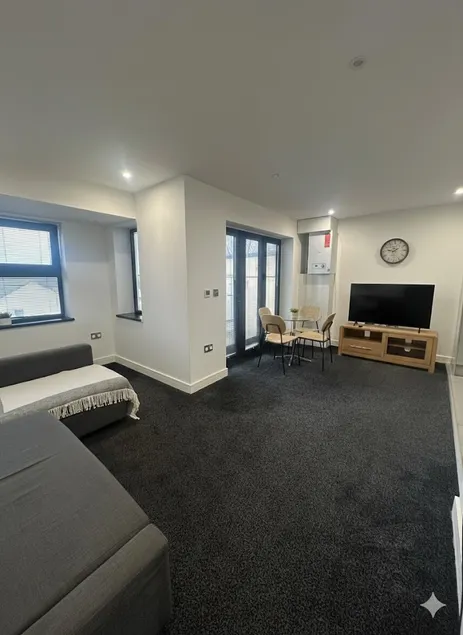 Elegant 1-Bedroom Balcony Flat With Free Parking - Image 1
