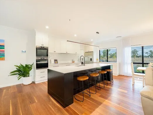 Luxe country retreat. Entire Wagga home. - Image 1