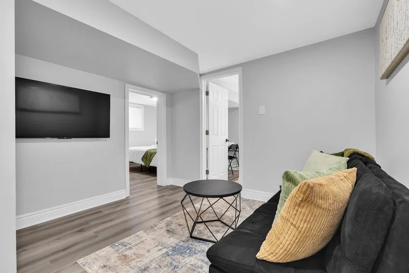 Sage Nest: 4B/1B Suite with Parking Near US Bridge - Image 1