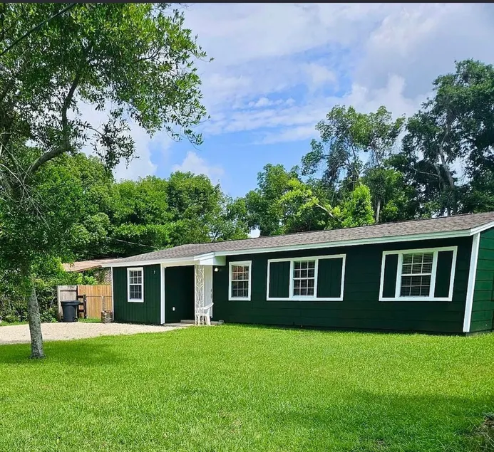 Emerald Cottage Close to Beach - Pet Friendly - Image 1