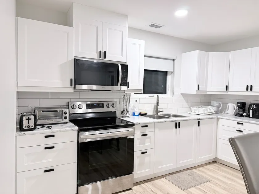 Private 1BR Suite with Kitchen, Laundry, Parking & 1 Gigabit Internet - Image 1