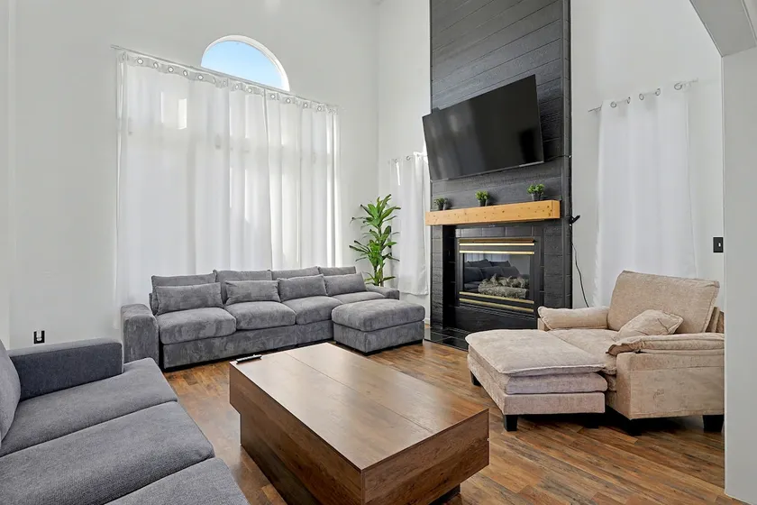 Eastside Elegance 4 Bedrooms 3.5 Baths Fenced Yard - Image 1