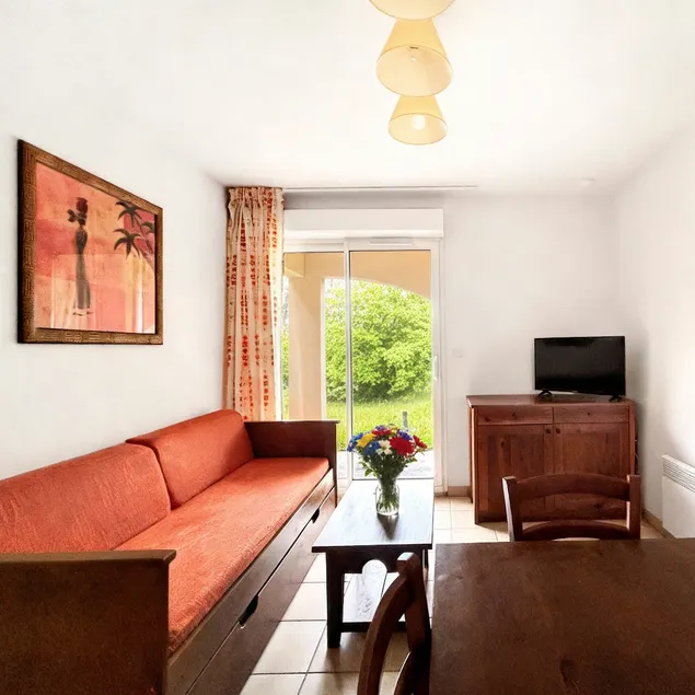 Family T3 with swimming pool and parking, residential - Image 1