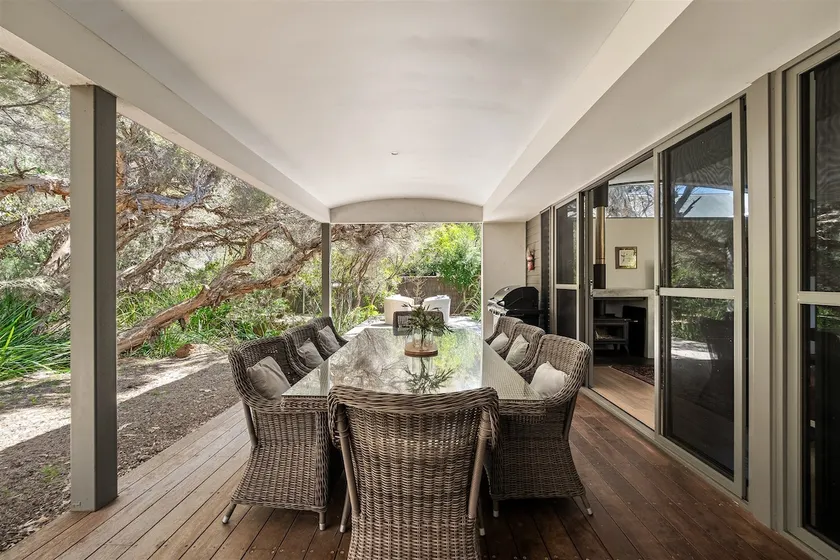 Bunker Bayhouse Beachfront Retreat next to Resort - Image 1
