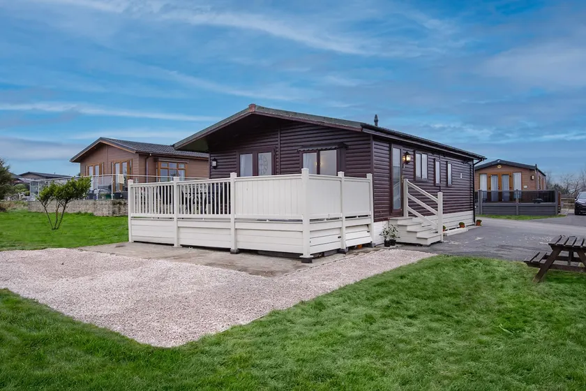 Tranquil Lodge with river views - Image 1