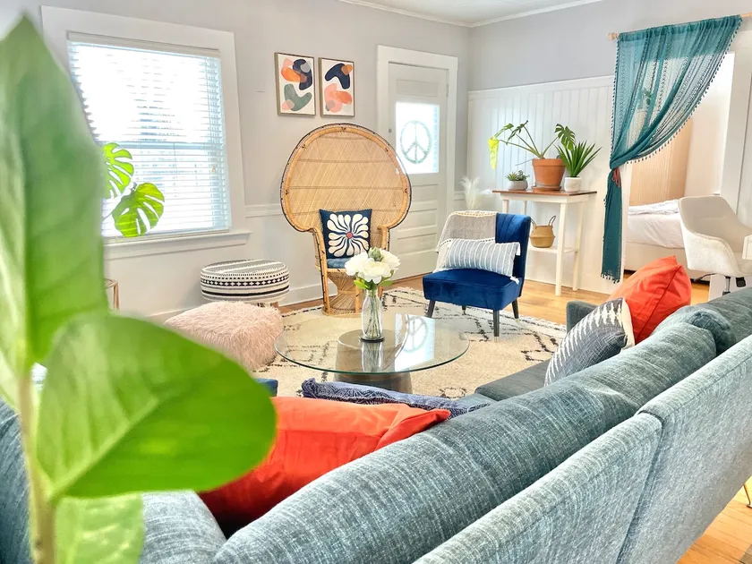 King Bed, Bright Bungalow–Cool, Cozy+Dog Friendly - Image 1