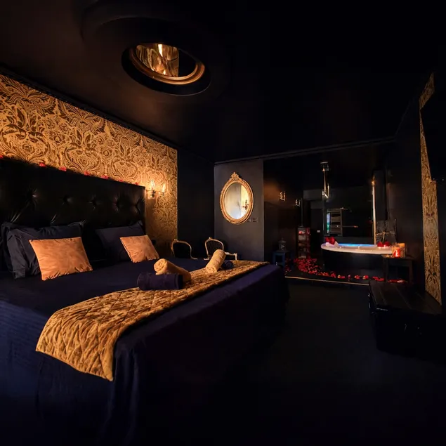 Love room with spa and romantic atmosphere - Image 1