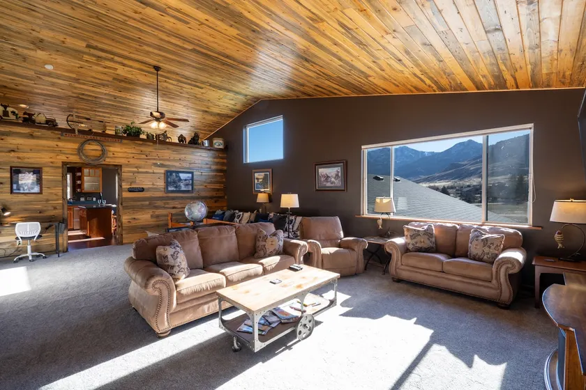 Spacious Cabin 5mi to YNP North Entrance sleeps 8 - Image 1