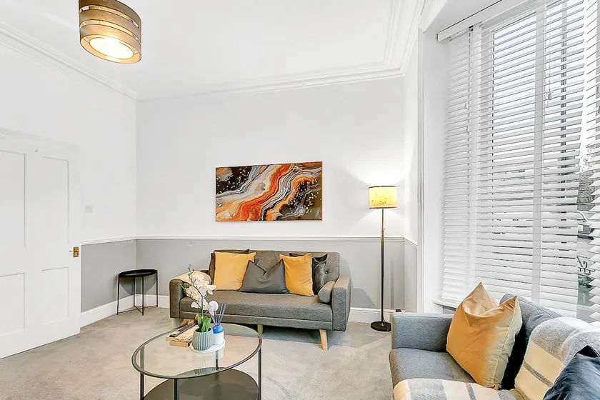 Homes Assist Stays - Spacious and Comfy 2-Bed Home Southampton, Sleeps 5 - Image 1