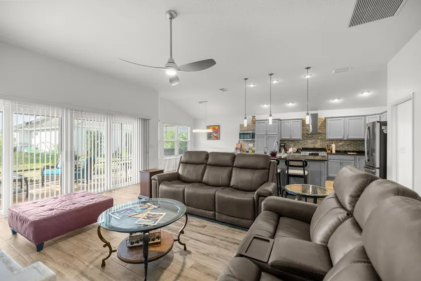 Walk to Sawgrass, Near Eastport With Golfcart and Patio - Image 1